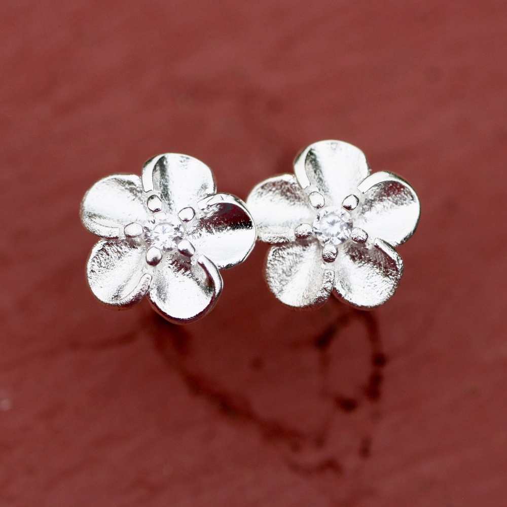 New Vintage but New Plumeria Flower Earrings Silver , Hawaii Flower